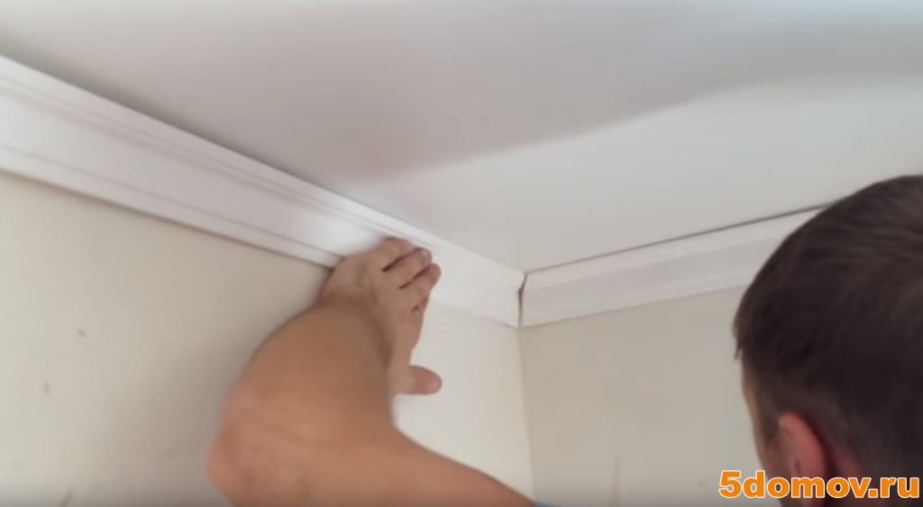 Как приклеить потолочные плинтуса к натяжному потолку: правила поклейки багета (видео)