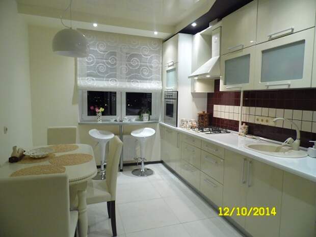 Дизайн угловой бежевой кухни 11,8 кв.м. с темным фартуком и потолком