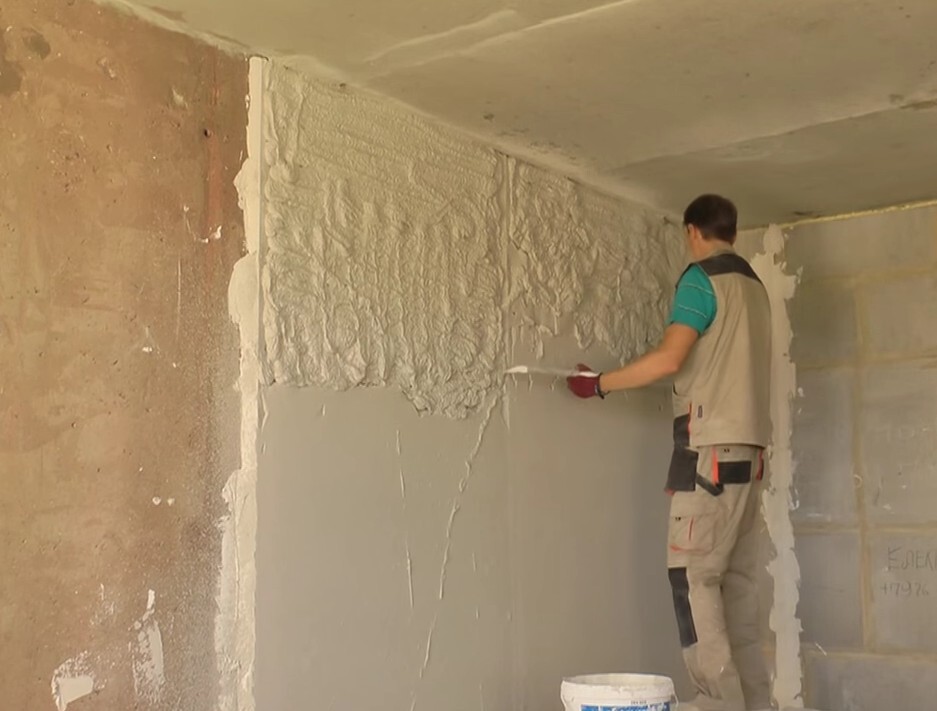 Какую штукатурку выбрать для стен в квартире: цементную, гипсовую