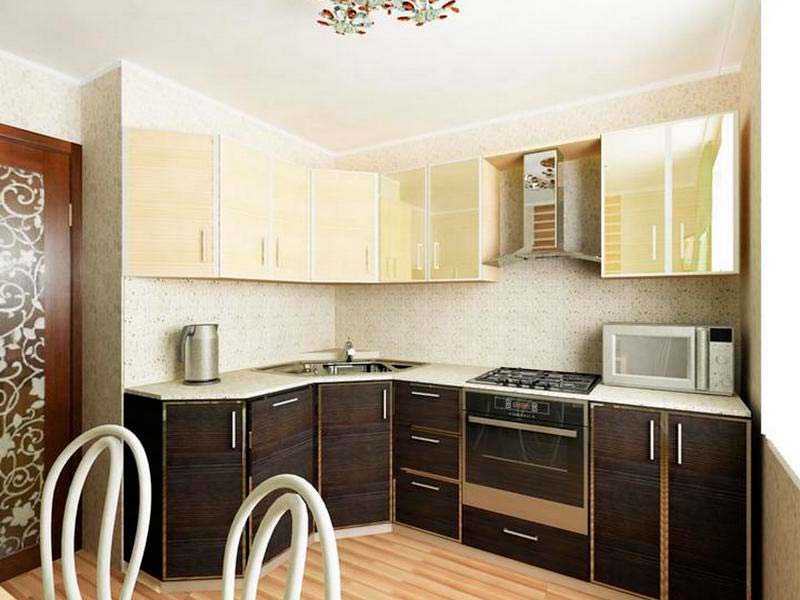 Кухня 7 кв м с холодильником в панельном доме, дизайн интерьера маленькой комнаты с угловым гарнитуром, малогабаритной мебелью и балконом