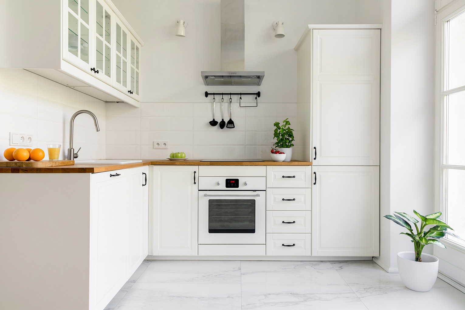Как белая кухня с белой столешницей преобразит интерьер? 145+ фото стилей и разновидностей решений в дизайне