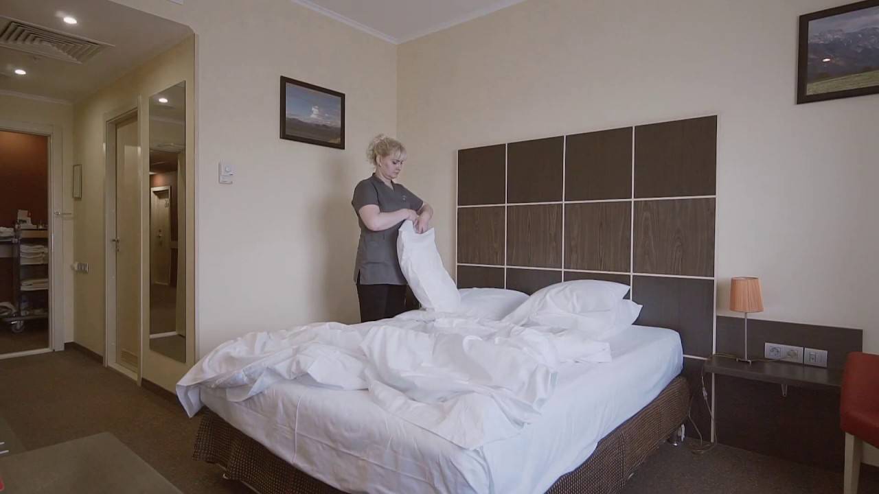 Как правильно заправить кровать в гостинице фото