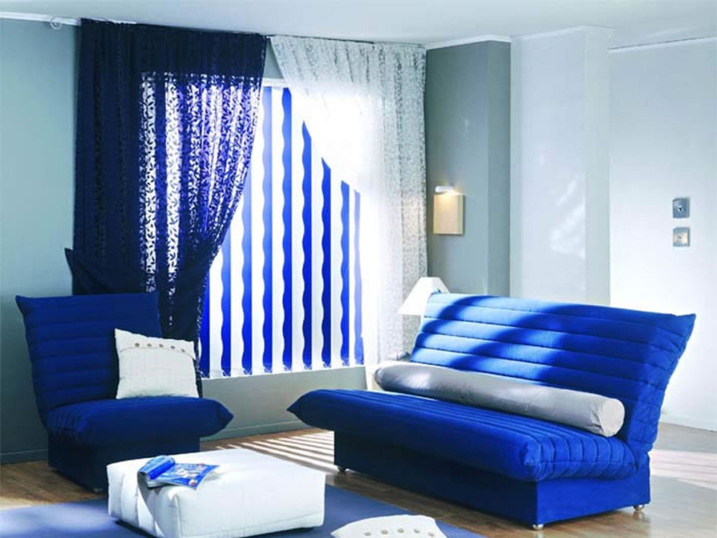 синие занавески в интерьере гостиной