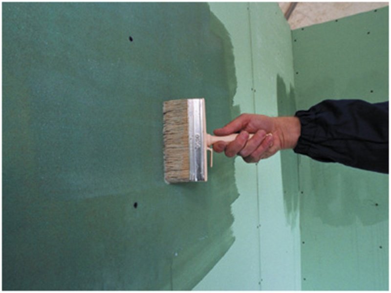 Грунтовать плитку в ванной. Грунтовка поверхности стен. Подготовка поверхности стен. Грунтование поверхности ГКЛ. Подготовка поверхности под облицовку плиткой.