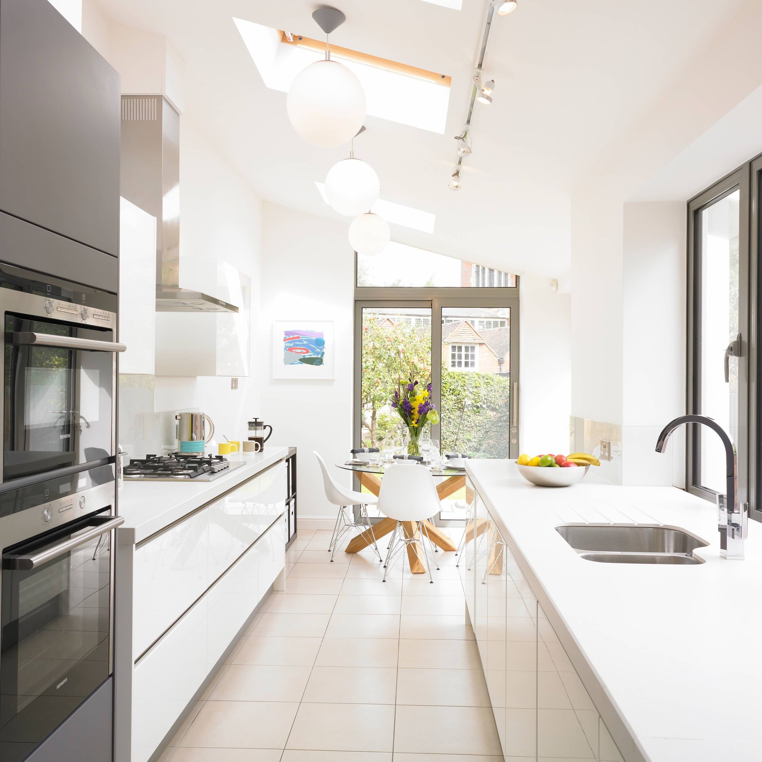 Узкая кухня: фото дизайна, варианты планировки и интерьера вытянутого помещения