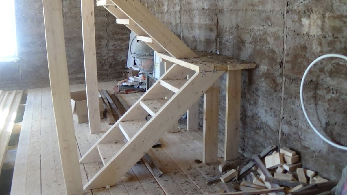 Простая лестница на второй. Лестница из доски 150х50 на второй этаж. Деревянная лестница в погреб. Каркас деревянной лестницы. Деревянная лестница в подвал.