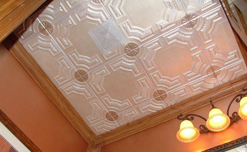Чем и как покрасить потолочную плитку из пенопласта: выбор краски, инструментов, порядок действий