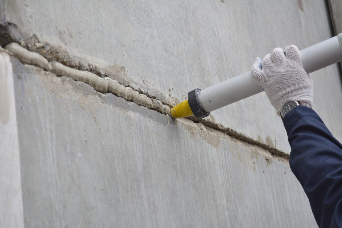 Как избавиться от трещин в углах стен. чем заделать трещину в стене: советы по выбору материала, известные способы борьбы с дырами, секреты для новичков