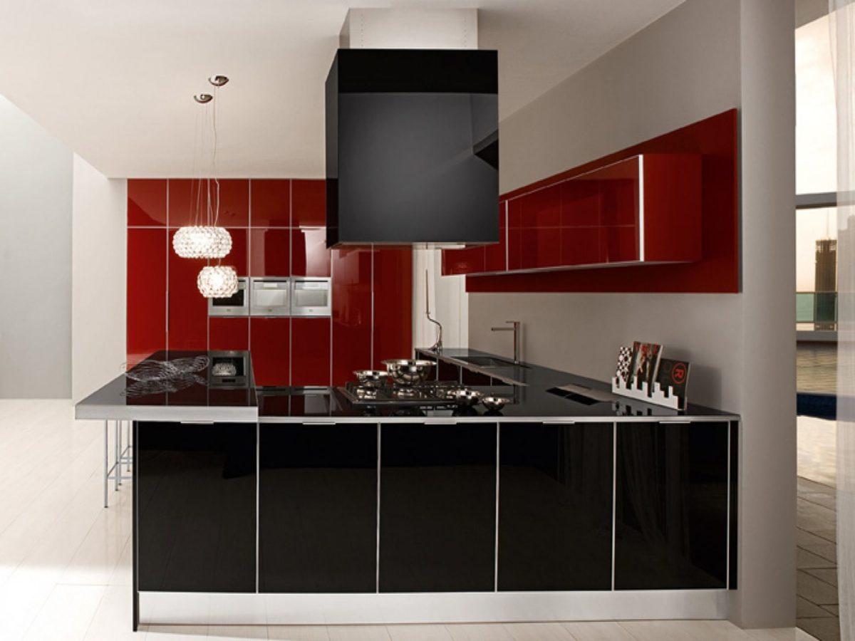 Кухонный гарнитур в красном цвете с черной столешницей