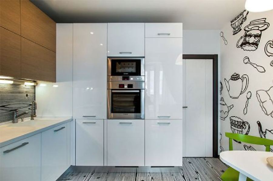 Дизайн-проект белой угловой кухни 9 кв.м со встроенным холодильником