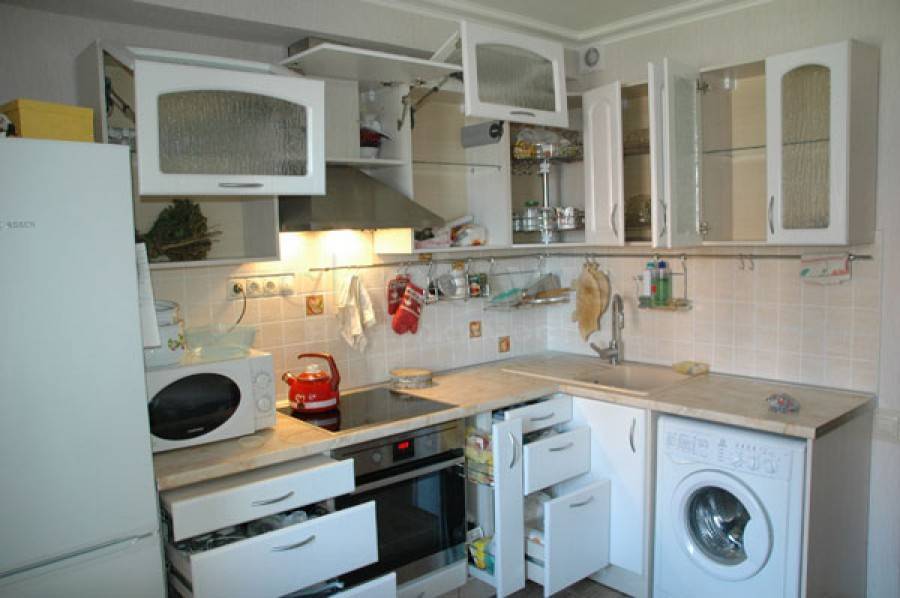 Стиральная машинка в кухне встроенная: дизайн с холодильником - 20 фото