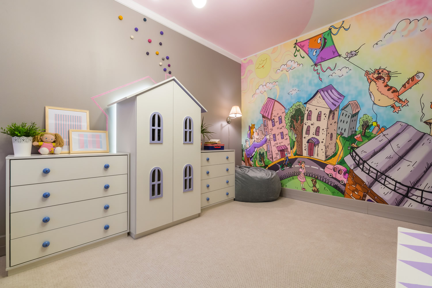 Наклейки на стену в детскую комнату: преимущества декора, материалы и совет по размещению