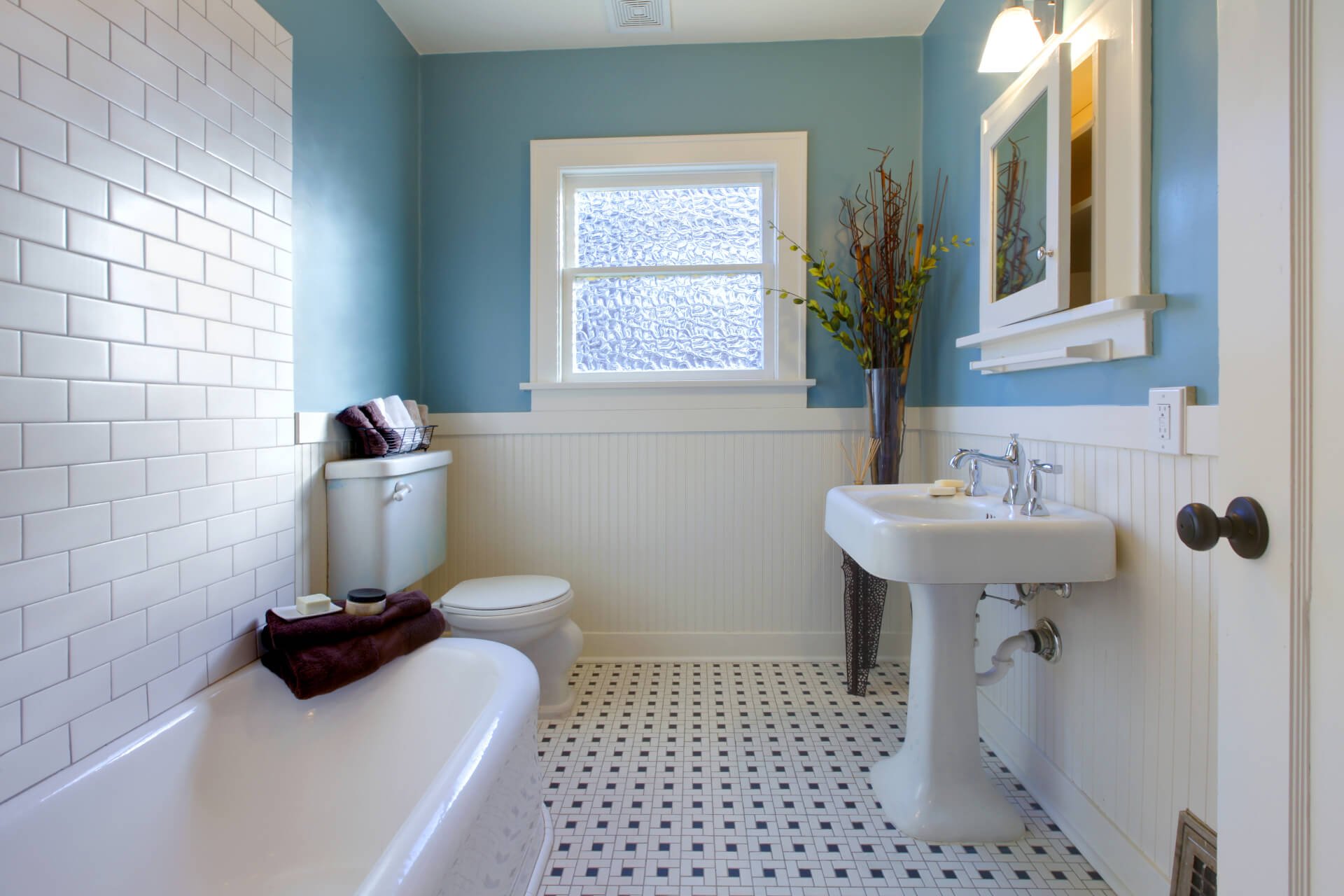 Чем отделать стены в ванной комнате: варианты отделки