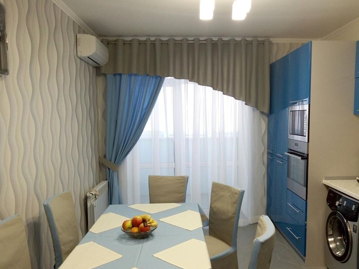 синие шторы в интерьере кухни фото