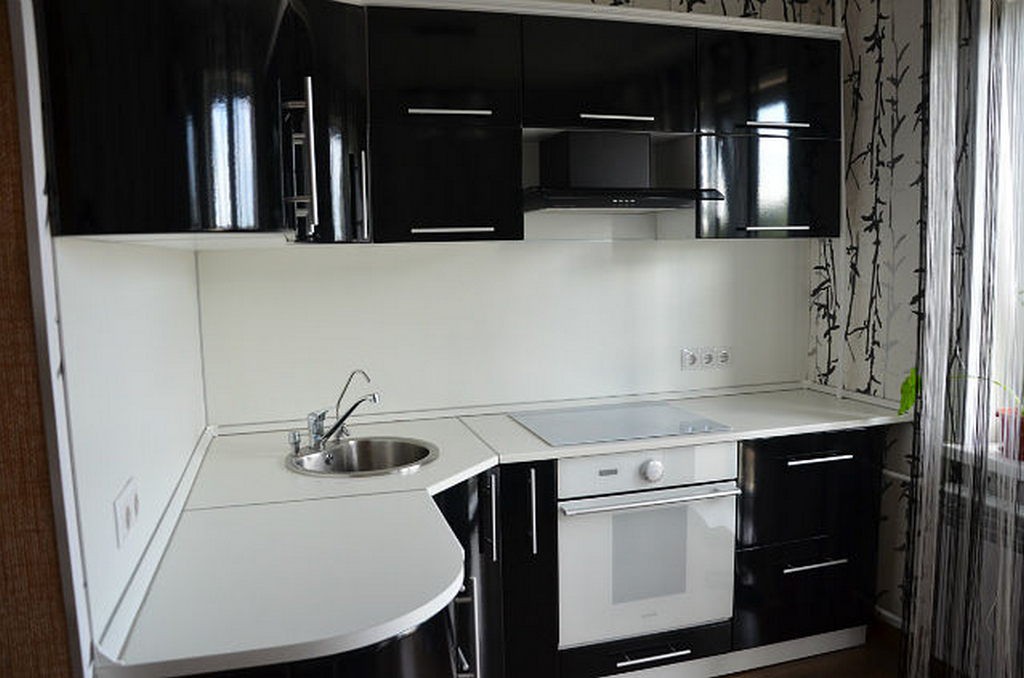 Бело черная кухня на 6 кв метрах фото