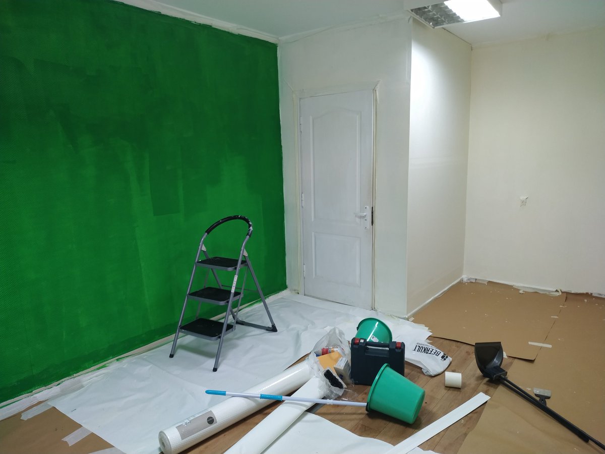 Разные виды исполнения покраски стен в комнате