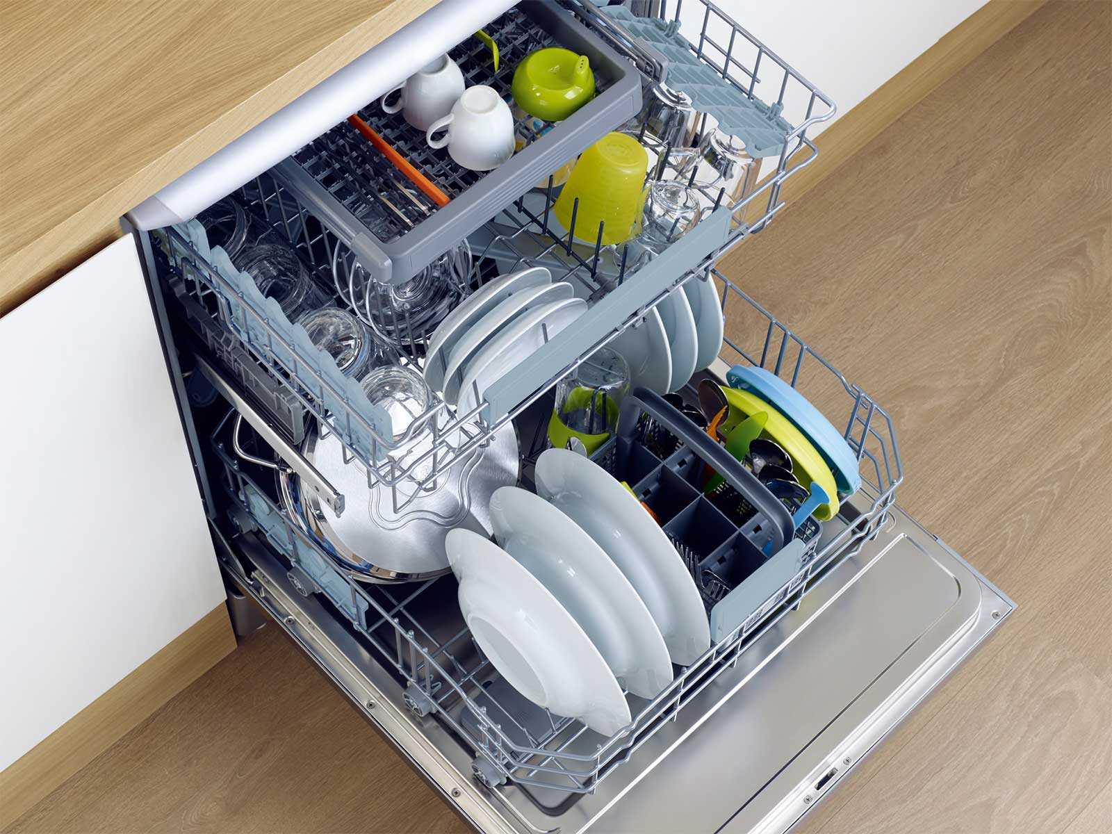 Как сложить посуду в посудомоечную машину фото
