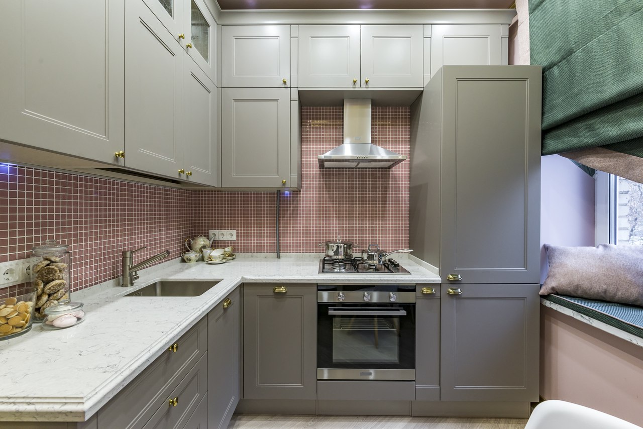 Белая кухня с деревянной столешницей — как ее оформить?