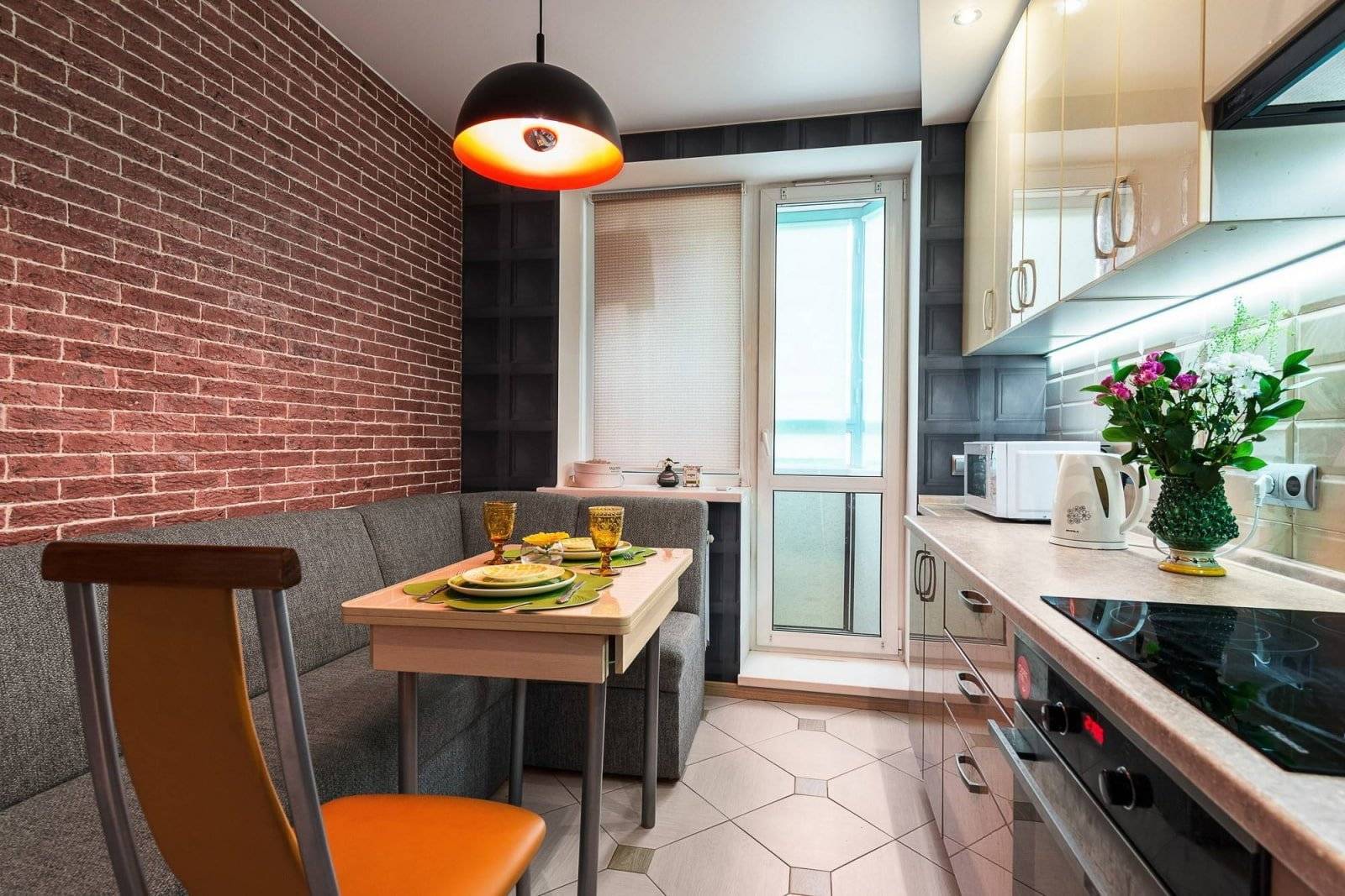 кухня в современном стиле с балконом