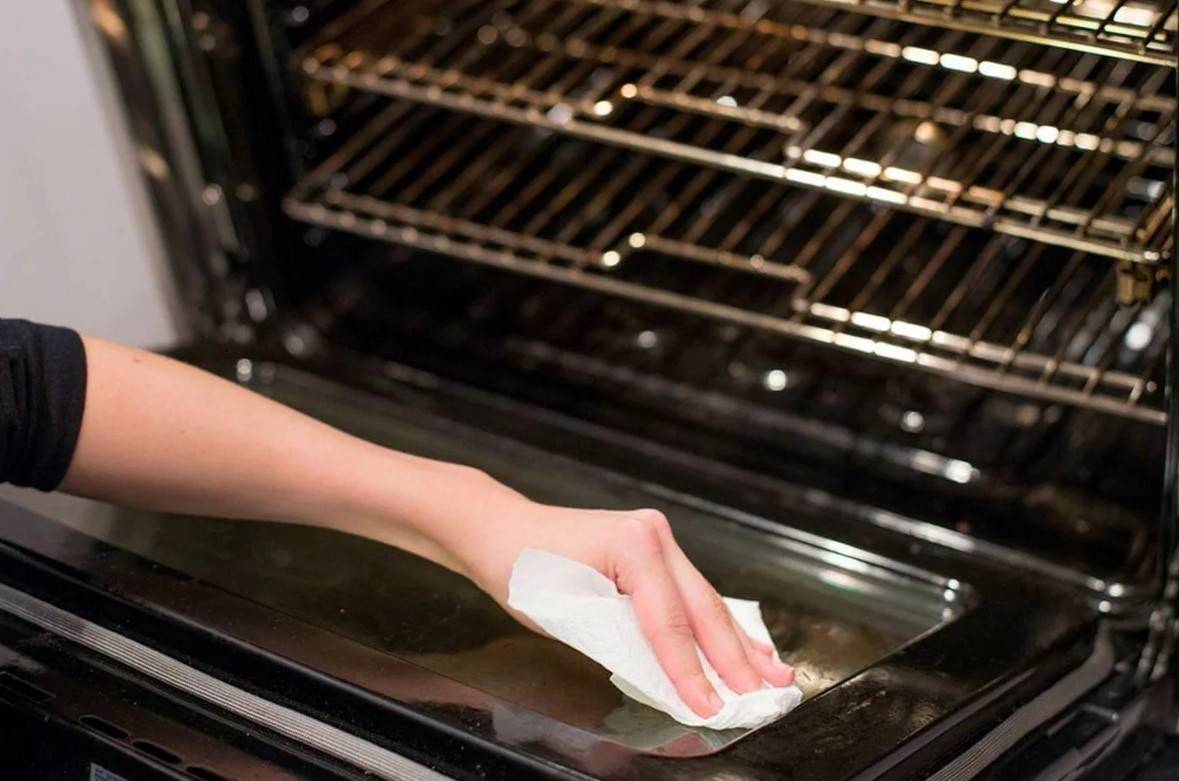 Как почистить духовку от жира и нагара