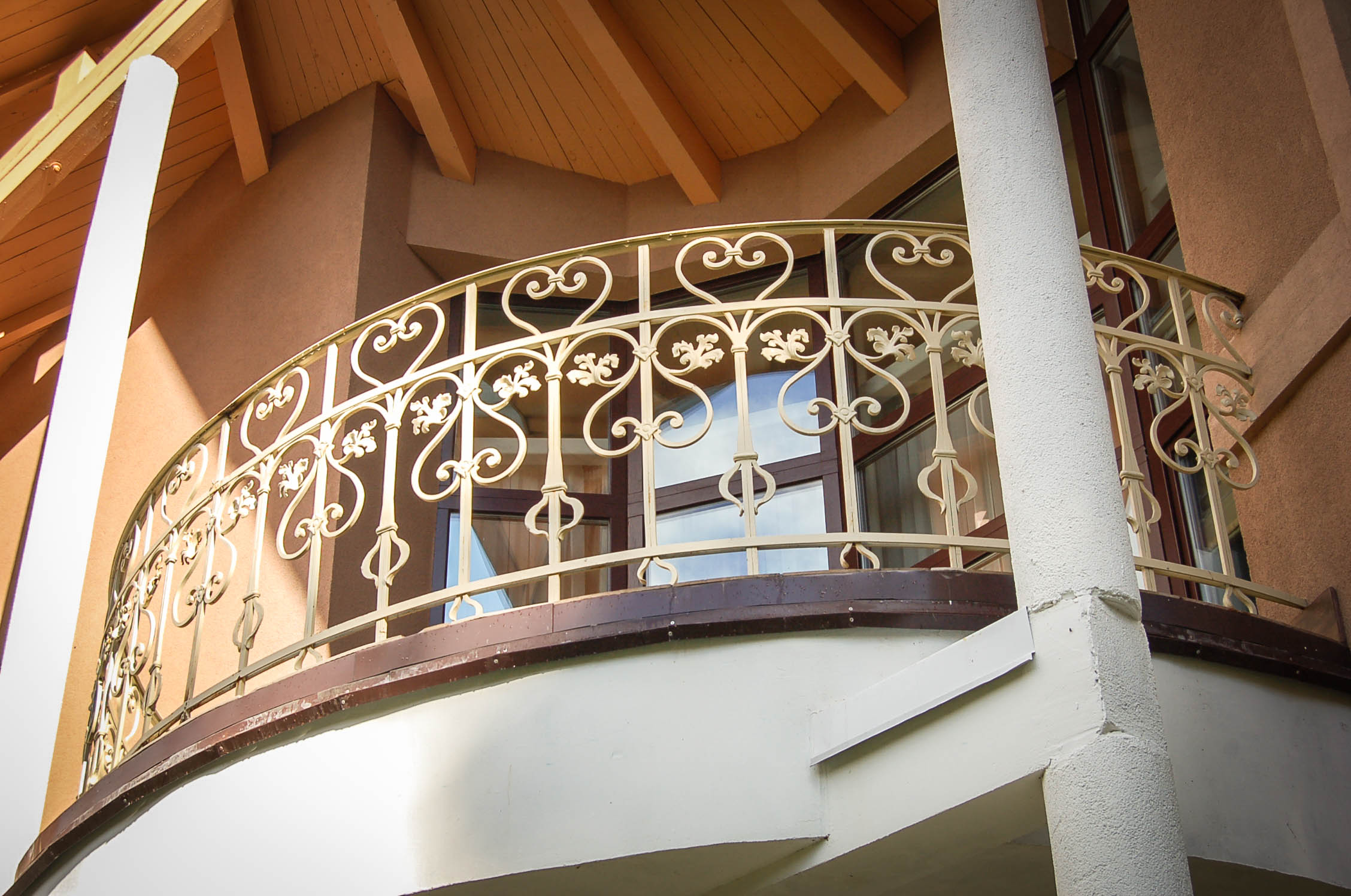 Кованые балконы (66 фото) — ограждения, перила, решетки и внешние цветочницы для частных домов