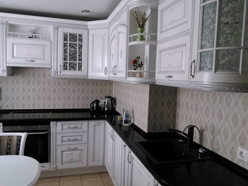 Белая классическая кухня с черной мойкой и варочной поверхностью (цена + 6 фото)