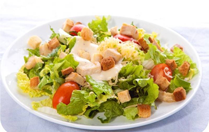 Салат цезарь с курицей — классические простые рецепты в домашних условиях