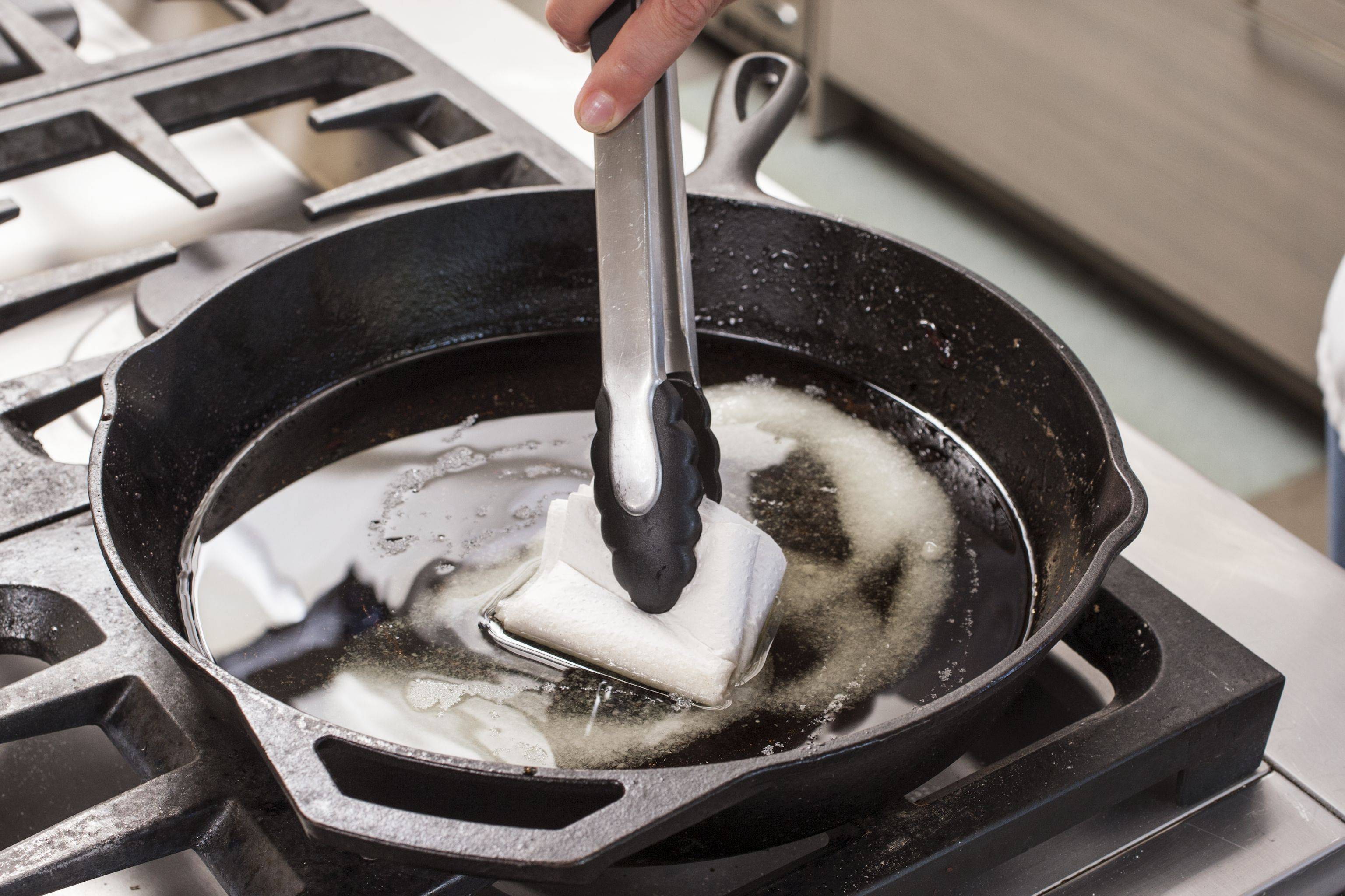 Как ухаживать за чугунной сковородой без покрытия, чтобы она не пригорала