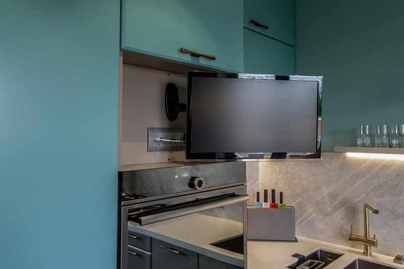 Телевизор на кухне — варианты размещения и установки, где лучше разместить встроенный телевизор на кухне