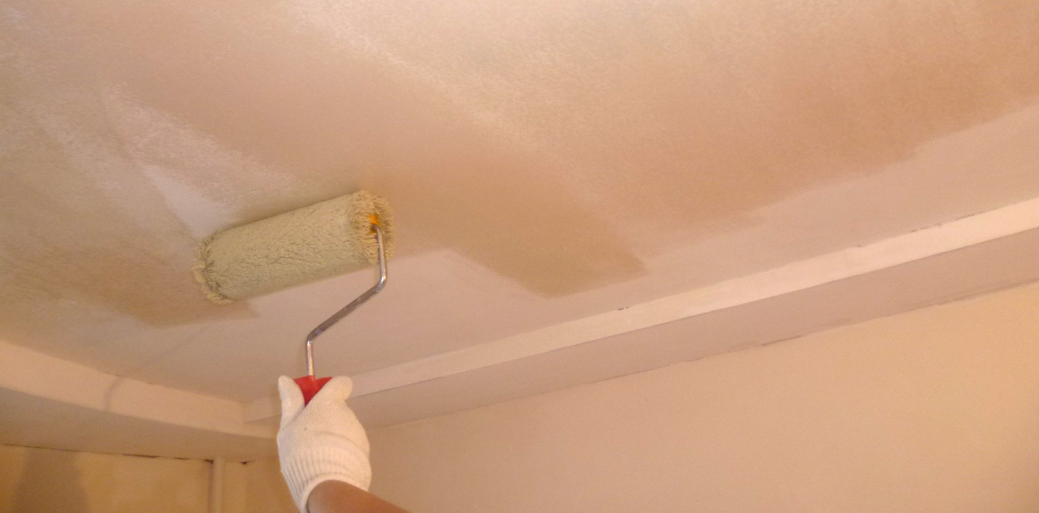 Нужно ли перед покраской грунтовать потолок - данный вопрос волнует многих людей. разбираемся подробно с грунтовкой потолка