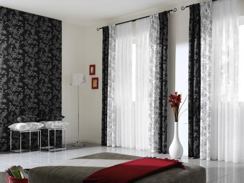 Черные шторы в интерьере кухни, гостиной и спальни: фото сочетание с обоями других цветов