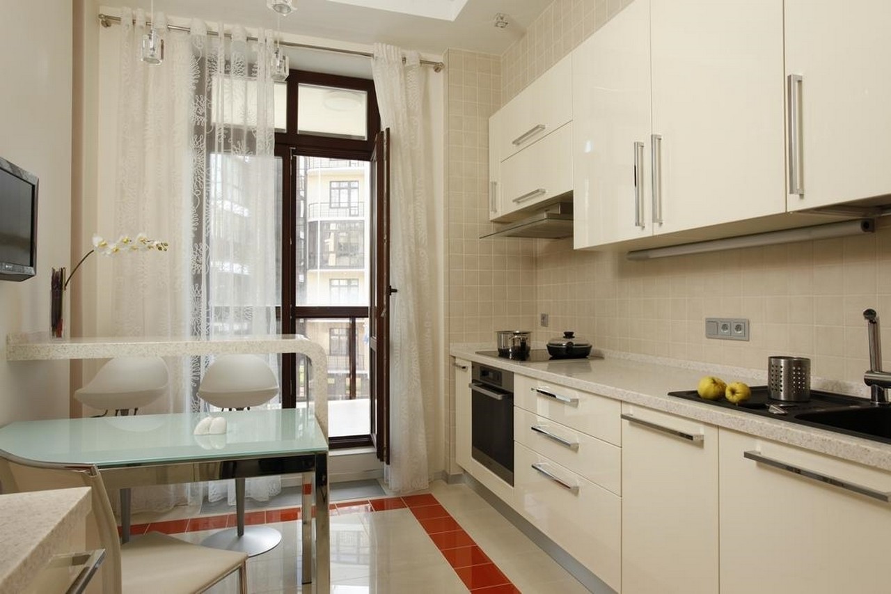 Дизайн кухни с выходом на балкон (52 фото интерьеров)