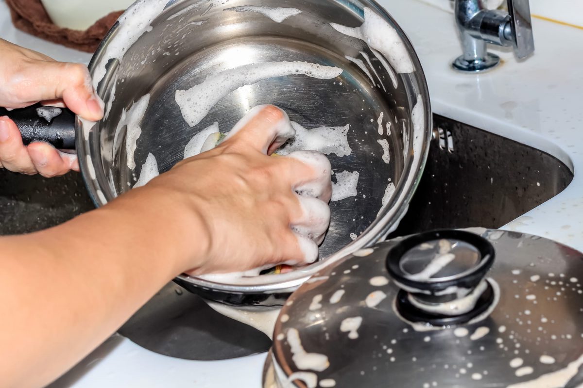 Как и чем отмыть кастрюлю от гари: эффективные средства и способы очищения посуды от пригоревшей пищи и нагара