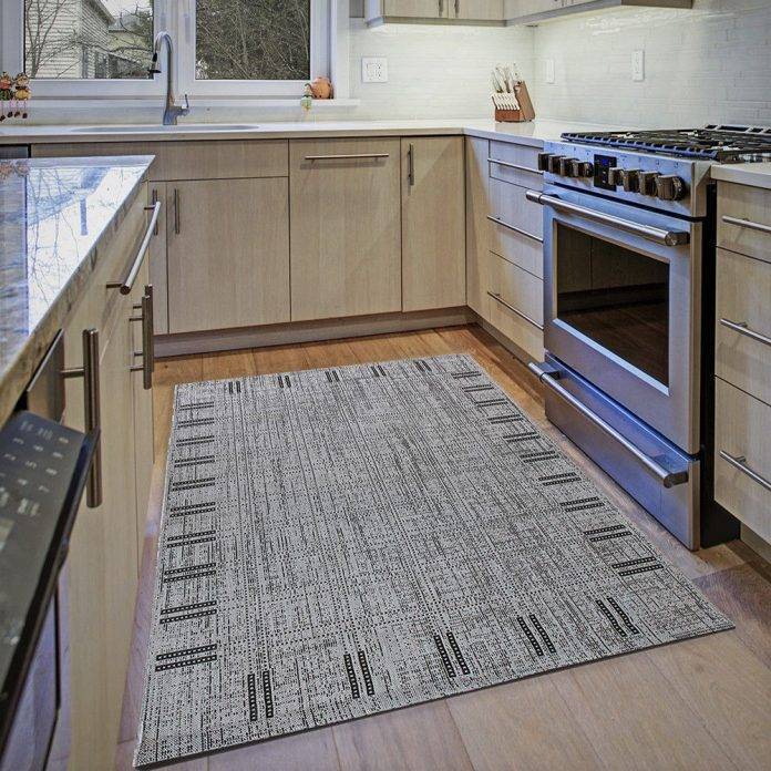 Ковер на кухне на полу в интерьере фото