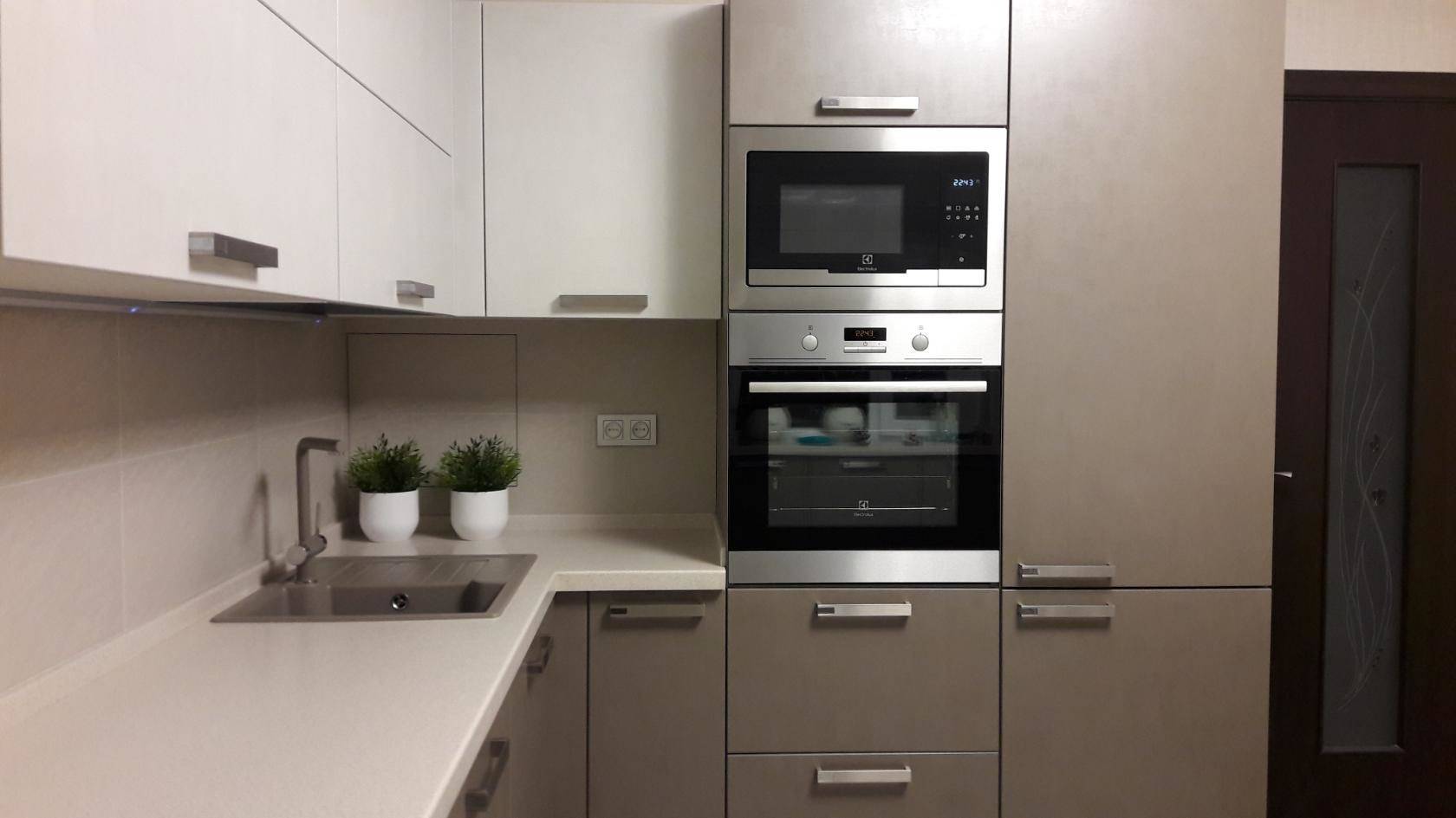 Дизайн маленькой кухни 5 кв.м с холодильником, идеи для интерьера в хрущевке, малогабаритная мебель и современный угловой гарнитур в планировке