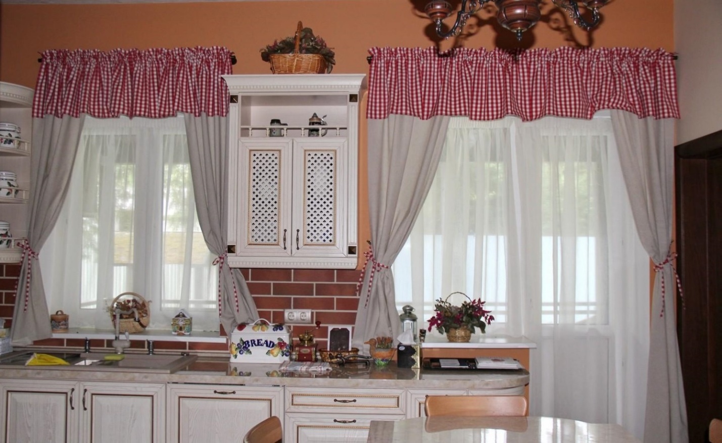Фото штор на кухню до подоконника разные варианты на одну сторону