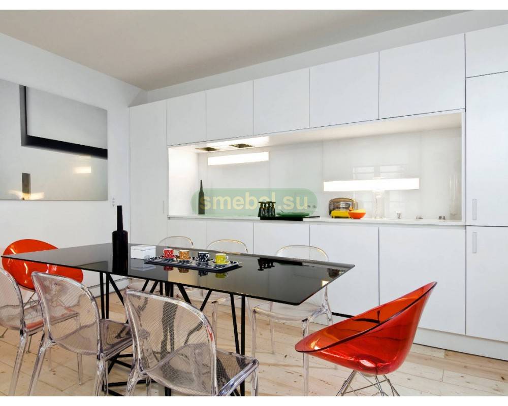 Кухня в стиле хай тек и техно в интерьере квартиры : фото кухонного гарнитура, потолка и стола в кухне гостиной