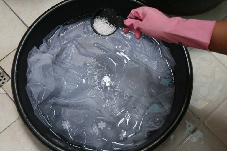 Чем отбелить тюль в домашних условиях от серости вручную и в стиральной машине: обзор химических средств