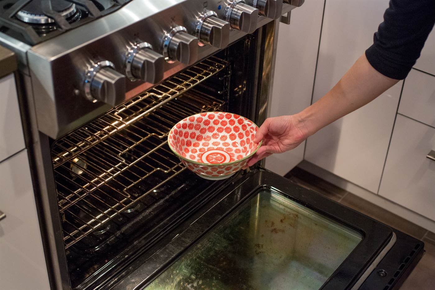 Как быстро очистить духовку от нагара и застарелого жира внутри