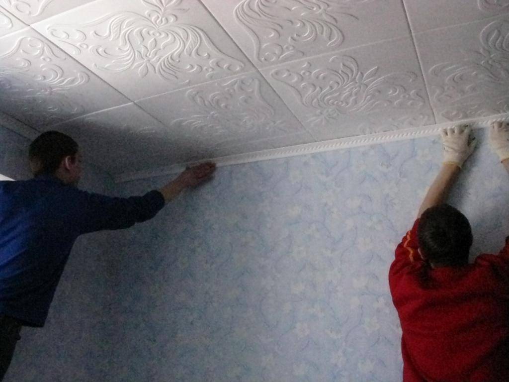 Оклейка потолка обоями. как правильно поклеить обои на потолок?