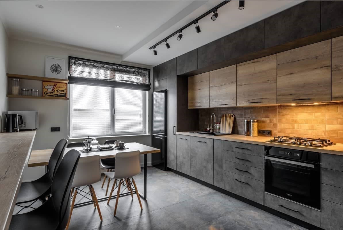 Кухня в стиле лофт: фото современного интерьера в квартире, дизайн с кирпичом, стол и стулья в столовую, зонирование диваном, шторы и люстры, барная стойка