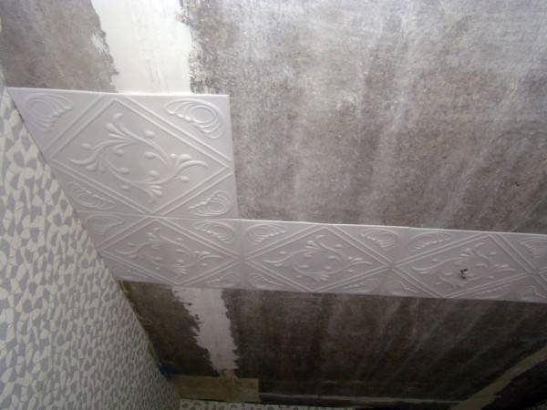 Как клеить потолочную плитку разными способами: как приклеить на стены ромбом, фото, можно ли в ванной