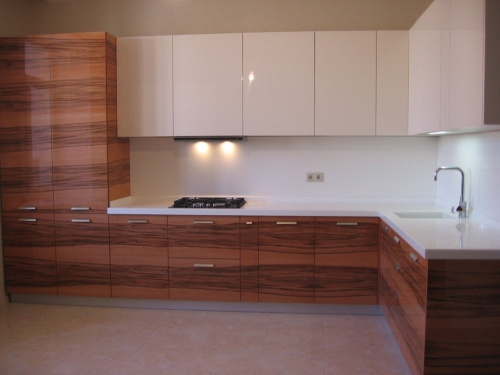 Дизайн угловой кухни 12 кв.м с красивой подсветкой и встроенным холодильником