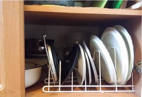 Как удобно хранить кастрюли и сковородки на кухне?