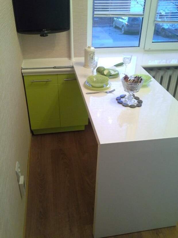 Дизайн кухни 6 кв.м с телевизором, холодильником и передвижным столом