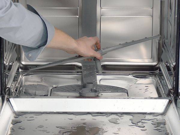 В посудомойке не уходит вода. Болты в посудомойке Bosch. Мытье противней в посудомоечной машине бош. Заглушки в посудомоечной машине бош. Поддон мойка в посудомоечной машине.