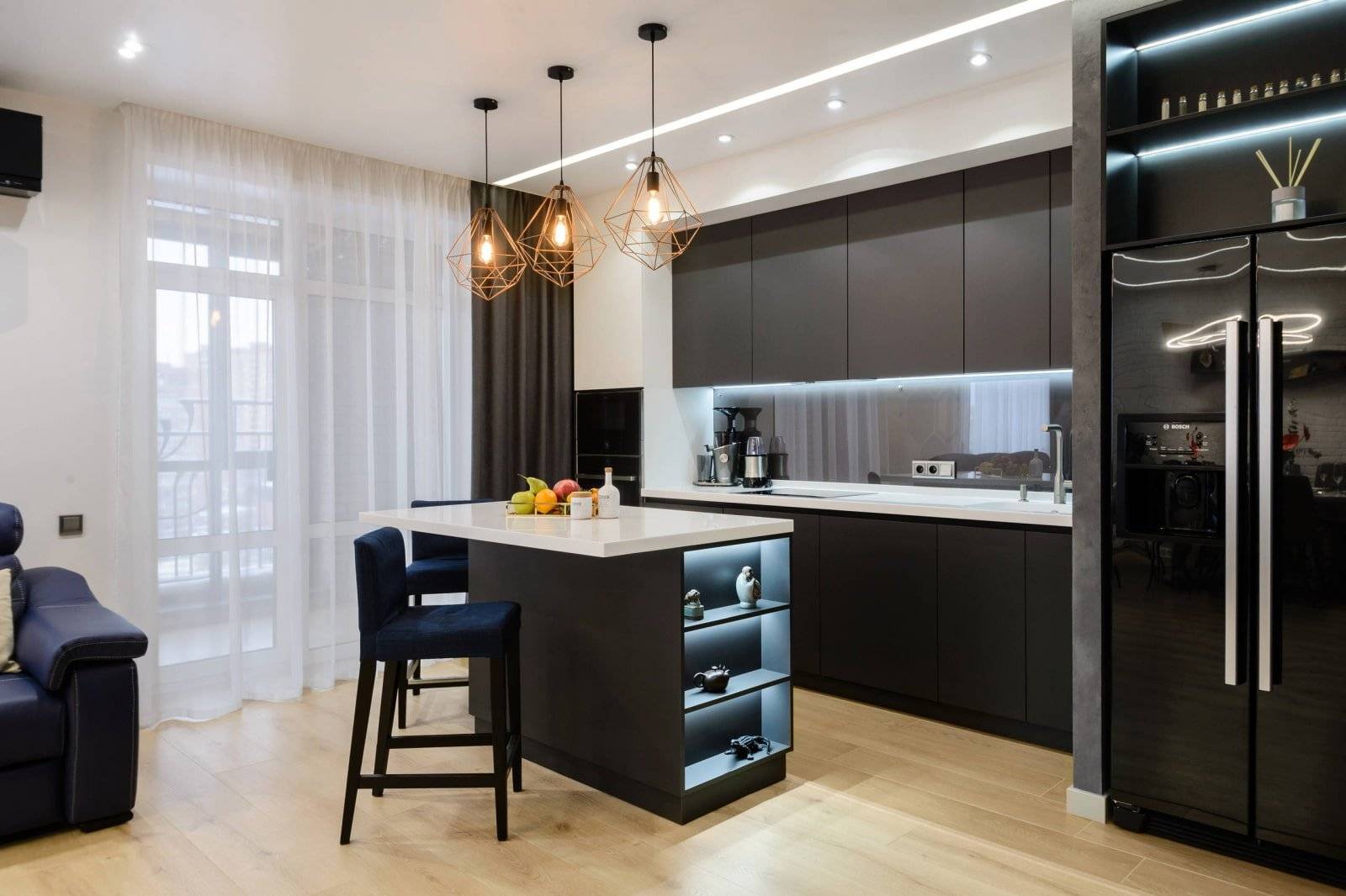 Дизайн современной черной кухни 9 кв.м, совмещенной с гостиной