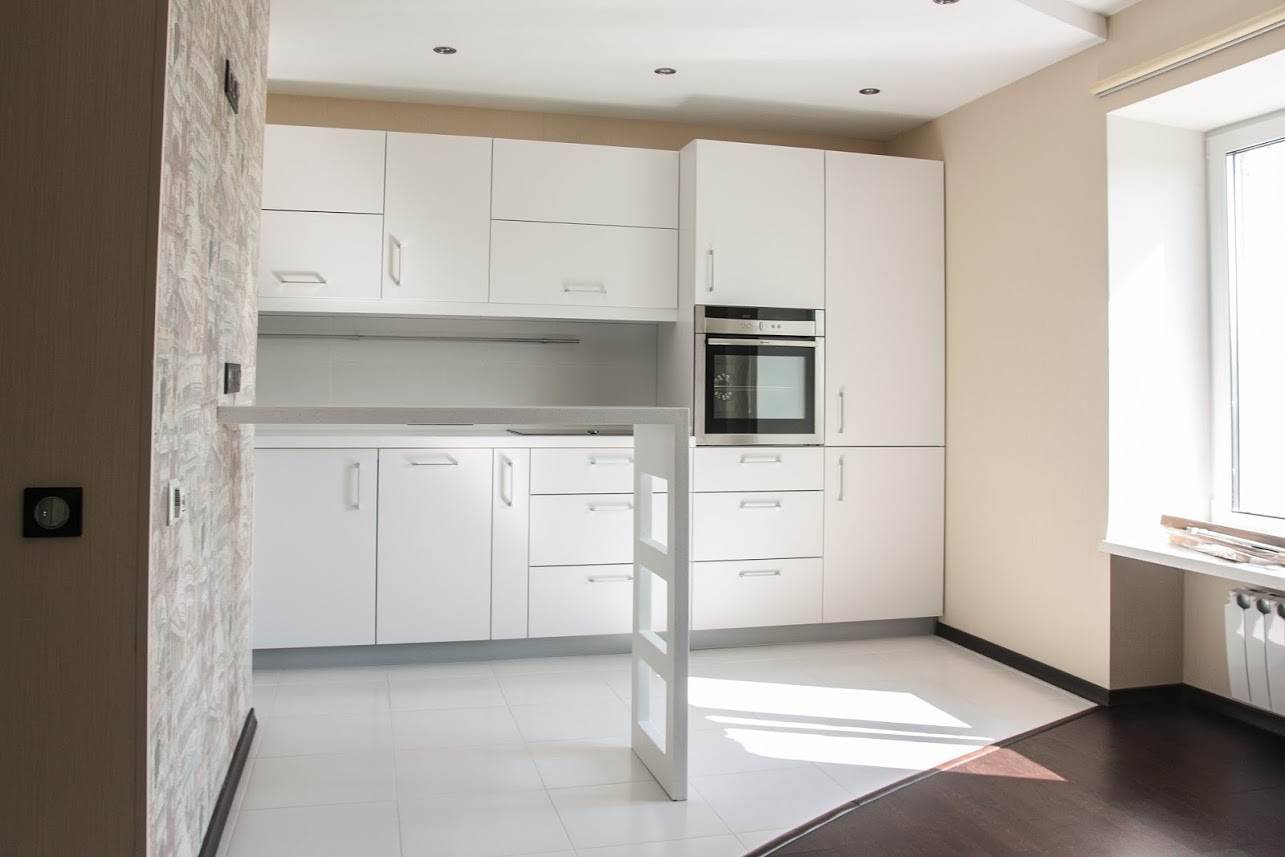 Белая кухня без ручек: дизайн матовой угловой мебели в современном стиле