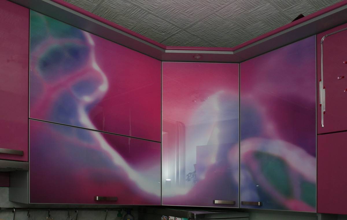 Розовая глянцевая кухня 5 кв.м - отчет мебельщика