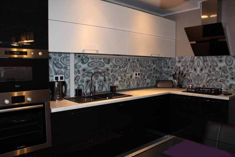 Дизайн угловой черно-белой кухни 14 кв.м (4 фото)
